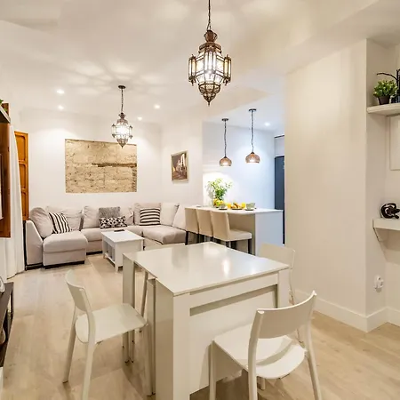 5-bedroom Gem In The Heart Of アパート