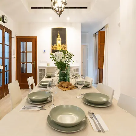 アパート 5-bedroom Gem In The Heart Of